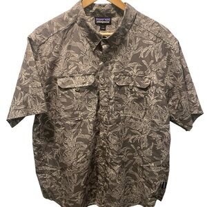 Patagonia Self Guided Hike Garden  Hawaiian button down short sleeve shirt